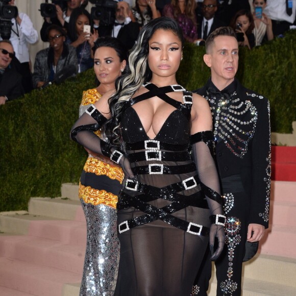 Nicki Minaj et Jeremy Scott ainsi que Demi Lovato  à la Soirée Costume Institute Benefit Gala 2016 (Met Ball) sur le thème de "Manus x Machina" au Metropolitan Museum of Art à New York, le 2 mai 2016