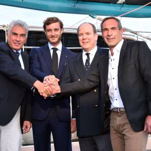 Bernard d'Alessandri, secrétaire général du Yacht Club de Monaco, Pierre Casiraghi, vice-président du Yacht Club de Monaco, le prince Albert II de Monaco et Mike Horn, l'aventurier, à la double nationalité suisse et sud-africaine, ont assisté à la présentation de sa nouvelle expédition : "Pole2Pole", à bord de son voilier Pangaea, amarré au Yacht Club de Monaco le 6 mai 2016. ©Bruno Bebert/Bestimage