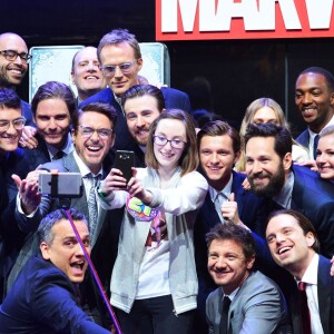 Selfie de Chris Evans, Robert Downey Jr, Sebastian Stan, Anthony Mackie, Jeremy Renner, Paul Bettany, Elizabeth Olsen, Paul Rudd, Tom Holland, Emily Vancamp, Daniel Bruhl et directors, Anthony Russo et Joe Russo avec Lottie French de Essex à la première de 'Captain America: Civil War' à Londres, le 26 avril 2016