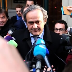 Michel Platini quitte le Tribunal Arbitral du Sport (TAS) à Lausanne le 8 décembre 2015. Le président de l'UEFA a déclaré qu'il dira "toute la vérité" sur le paiement de 1,8 Millions d'euros qu'il a reçu de Joseph Blatter, alors président de la FIFA. Michel Platini est aujourd'hui suspendu de toutes ses fonctions de président de l'UEFA et il ne peut pas non plus présenter sa candidature comme président de la FIFA. Le TAS, qui a entendu les deux parties, se prononcera d'ici vendredi prochain au plus tard pour confirmer ou lever la sanction. © Raphael Dufour / Bestimage