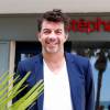 Exclusif - Stéphane Plaza pose devant sa nouvelle agence immobilière à Six Fours, le 1er août 2015.