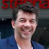 Exclusif - Stéphane Plaza pose devant sa nouvelle agence immobilière à Six Fours, le 1er août 2015.