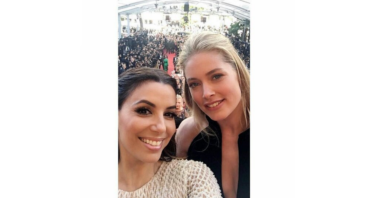 Photo Eva Longoria et Doutzen Kroes en haut des marches lors du
