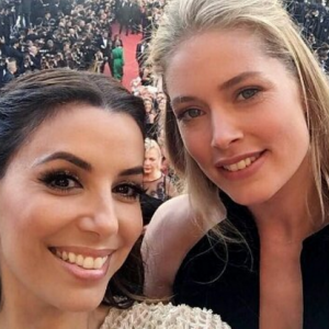 Eva Longoria et Doutzen Kroes en haut des marches lors du Festival de Cannes, le 11 mai 2016.