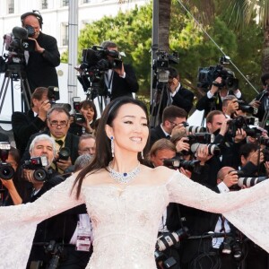 Gong Li - Montée des marches du film "Café Society" pour l'ouverture du 69ème Festival International du Film de Cannes. Le 11 mai 2016.
