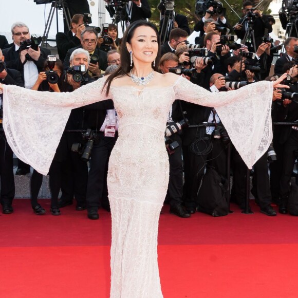 Gong Li - Montée des marches du film "Café Society" pour l'ouverture du 69ème Festival International du Film de Cannes. Le 11 mai 2016.