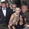 Bella Hadid sort de son hotel à Cannes