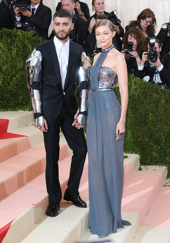 Gigi Hadid et son petit ami Zayn Malik à la Soirée Costume Institute Benefit Gala 2016 (Met Ball) sur le thème de "Manus x Machina" au Metropolitan Museum of Art à New York, le 2 mai 2016