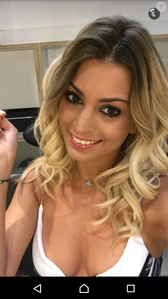 Mélanie des "Anges 8" souriante et décolletée sur Snapchat, le 12 mai 2016