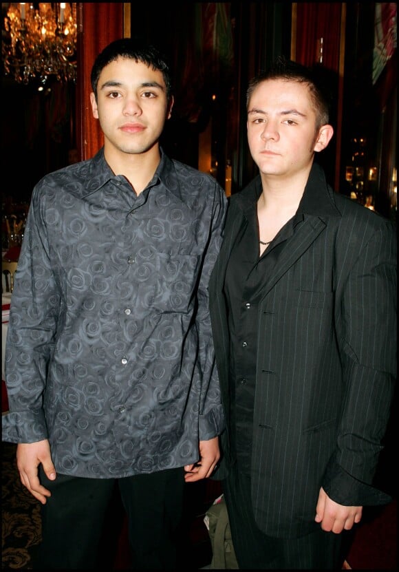 Les meilleurs espoirs masculin Osman Elkharraz ("L'Esquive") et Damien Jouillerot ("Les fautes d'orthographe") au dîner des nominés des César au Fouquet's le 31 janvier 2005
