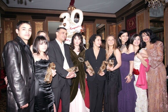 L'équipe du film "L'Esquive" au côté d'Isabelle Adjani à la cérémonie des César le 26 février 2005 à Paris