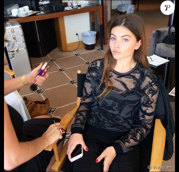 Thylane Blondeau passe au maquillage avec L'Oréal Paris le 14 mai 2016 à l'hôtel Martinez, à Cannes, à quelques heures de sa première montée des marches pour la marque de cosmétiques.