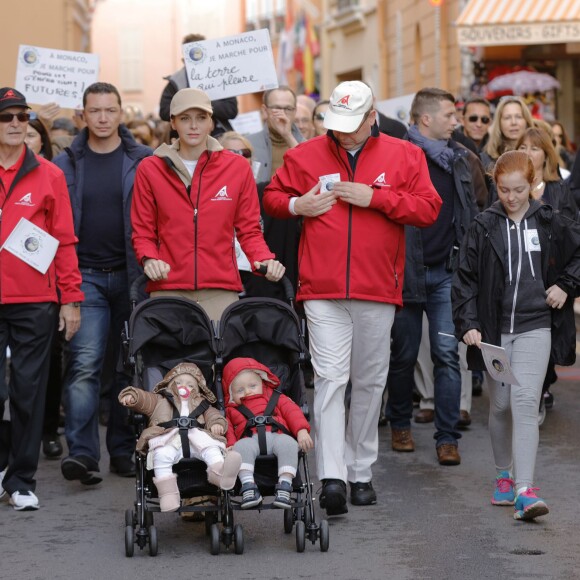 La princesse Charlene et le prince Albert II de Monaco avec leurs enfants le prince Jacques et la princesse Gabriella lors d'une Marche pour le Climat en principauté le 29 novembre 2015, avant la COP21. © J. C. Vinaj / Bestimage