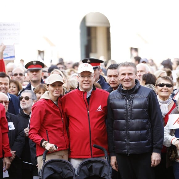 La princesse Charlene et le prince Albert II de Monaco avec leurs enfants le prince Jacques et la princesse Gabriella lors d'une Marche pour le Climat en principauté le 29 novembre 2015, avant la COP21. © J. C. Vinaj / Bestimage