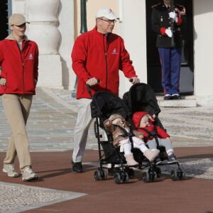 La princesse Charlene et le prince Albert II de Monaco avec leurs enfants le prince Jacques et la princesse Gabriella lors d'une Marche pour le Climat en principauté le 29 novembre 2015, avant la COP21. © J. C. Vinaj / Bestimage