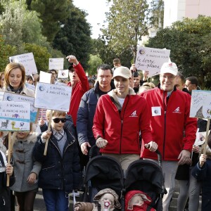 La princesse Charlene et le prince Albert II de Monaco avec leurs enfants le prince Jacques et la princesse Gabriella lors d'une Marche pour le Climat en principauté le 29 novembre 2015, avant la COP21. © J. C. Vinaj / Bestimage