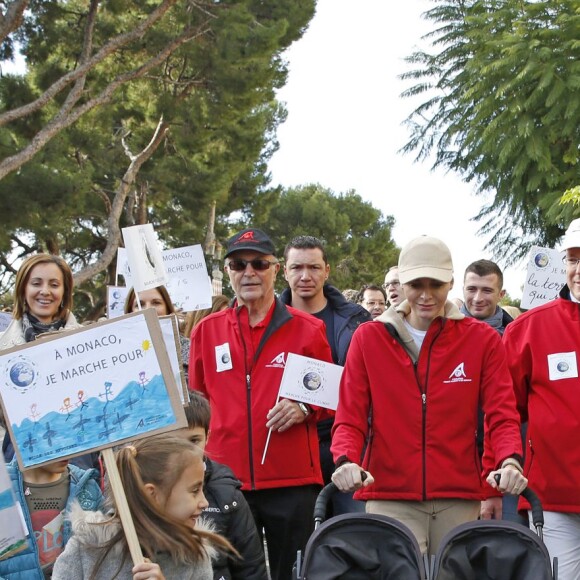 La princesse Charlene et le prince Albert II de Monaco avec leurs enfants le prince Jacques et la princesse Gabriella lors d'une Marche pour le Climat en principauté le 29 novembre 2015, avant la COP21. © J. C. Vinaj / Bestimage