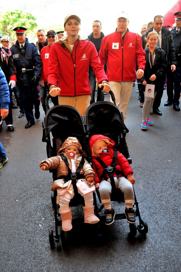 La princesse Charlene et le prince Albert de Monaco avec leurs enfants le prince Jacques et la princesse Gabriella lors d'une Marche pour le Climat en principauté le 29 novembre 2015, avant la COP21. © Bruno Bebert / Bestimage