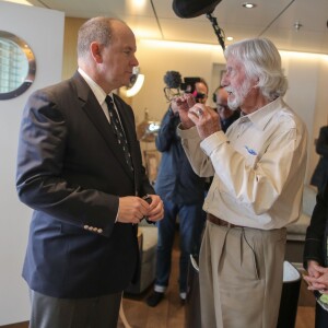 Exclusif - Le prince Albert II de Monaco a rencontré le 13 mai 2016 Jean-Michel Cousteau, entouré de son épouse Nancy Marr et leurs enfants Fabien et Céline, à bord du navire d'exploration Yersin pour le lancement de son film Odyssea 3D © Frédéric Nebinger / Palais Princier / Bestimage