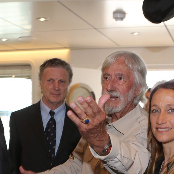 Exclusif - Le prince Albert II de Monaco a rencontré le 13 mai 2016 Jean-Michel Cousteau, entouré de son épouse Nancy Marr et leurs enfants Fabien et Céline, à bord du navire d'exploration Yersin pour le lancement de son film Odyssea 3D © Frédéric Nebinger / Palais Princier / Bestimage