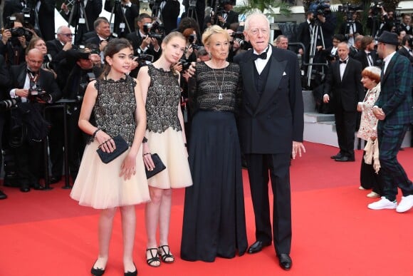 Max Von Sydow et sa femme Catherine Brelet, et ses deux petites-filles - Montée des marches du film "The BFG" ("Le BGG Le Bon Gros Géant") lors du 69ème Festival International du Film de Cannes. Le 14 mai 2016. © Borde-Jacovides-Moreau/Bestimage