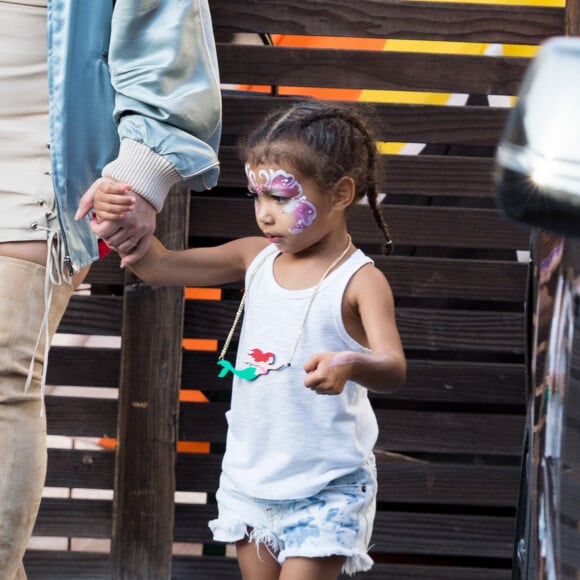 Kim Kardashian et sa soeur Kourtney Kardashian ont emmené leurs enfants North West, Mason Disick, Reign Disick et Penelope Disick à un anniversaire à Studio City, le 14 mai 2016