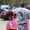 Kim Kardashian et son mari Kanye West sont allés déjeuner avec leur fille North à Malibu. Kanye West pose avec Corey Gamble pour les photographes devant sa voiture et profite pour présenter sa nouvelle collection de vêtements!! Le 14 mai 2016