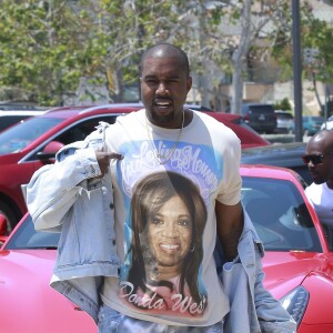 Kim Kardashian et son mari Kanye West sont allés déjeuner avec leur fille North à Malibu. Kanye West pose avec Corey Gamble pour les photographes devant sa voiture et profite pour présenter sa nouvelle collection de vêtements!! Le 14 mai 2016