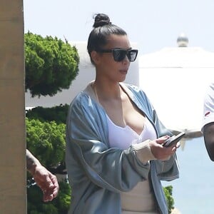 Kim Kardashian et son mari Kanye West sont allés déjeuner avec leur fille North à Malibu. Kanye West pose avec Corey Gamble pour les photographes devant sa voiture et profite pour présenter sa nouvelle collection de vêtements!! Le 14 mai 2016