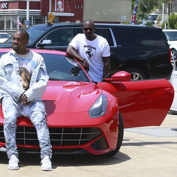Kim Kardashian et son mari Kanye West sont allés déjeuner avec leur fille North à Malibu. Kanye West pose avec Corey Gamble pour les photographes devant sa voiture et profite pour présenter sa nouvelle collection de vêtements!! Le 14 mai 2016