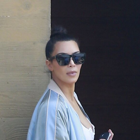 Kim Kardashian et son mari Kanye West sont allés déjeuner avec leur fille North à Malibu. Kanye West pose avec Corey Gamble pour les photographes devant sa voiture et profite pour présenter sa nouvelle collection de vêtements!! Le 14 mai 2016
