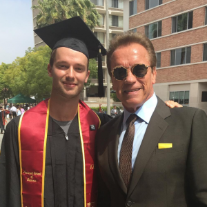 Arnold Schwarzenegger félicite son fils Patrick le jour de sa remise de diplôme. Photo publiée sur Instagram, le 15 mai 2016