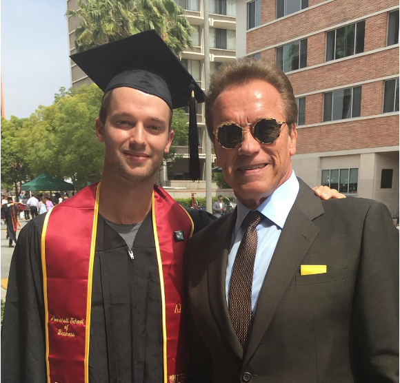 Arnold Schwarzenegger félicite son fils Patrick le jour de sa remise de diplôme. Photo publiée sur Instagram, le 15 mai 2016