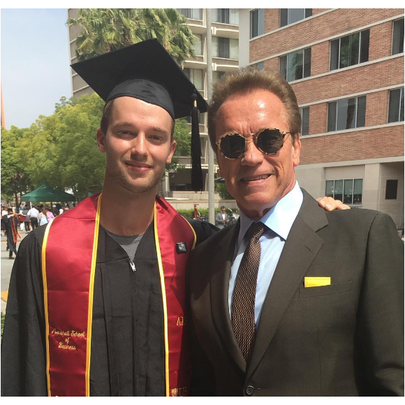 Arnold Schwarzenegger félicite son fils Patrick le jour de sa remise de diplôme. Photo publiée sur Instagram, le 15 mai 2016
