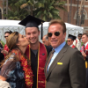 Très émue, Maria Shriver félicite son fils Patrick Schwarzenegger le jour de sa remise de diplôme. Photo publiée sur Twitter, le 14 mai 2016