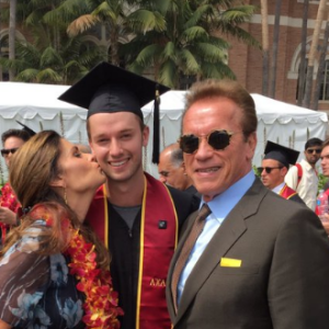 Très émue, Maria Shriver félicite son fils Patrick Schwarzenegger le jour de sa remise de diplôme. Photo publiée sur Twitter, le 14 mai 2016