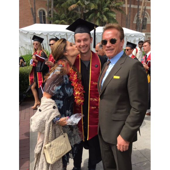 Très émue, Maria Shriver félicite son fils Patrick Schwarzenegger le jour de sa remise de diplôme. Photo publiée sur Twitter, le 14 mai 2016