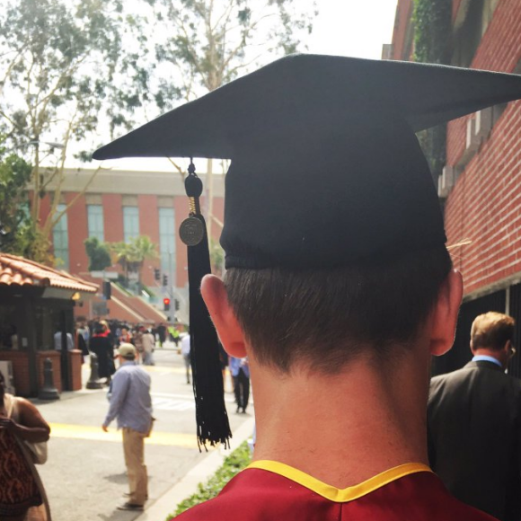 Très émue, Maria Shriver félicite son fils Patrick Schwarzenegger le jour de sa remise de diplôme. Photo publiée sur Twitter, le 14 mai 2016