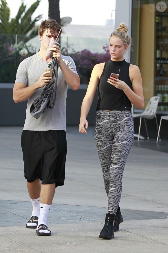 Exclusif - Patrick Schwarzenegger et sa petite-amie Abby Champion, tous deux les yeux rivés sur leur téléphone, sortent de chez Earthbar après leur cours de gym à Los Angeles, le 27 avril 2016. © CPA/Bestimage