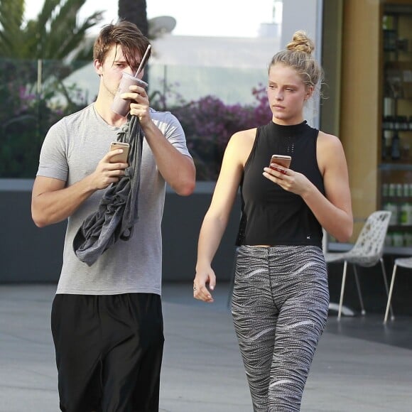 Exclusif - Patrick Schwarzenegger et sa petite-amie Abby Champion, tous deux les yeux rivés sur leur téléphone, sortent de chez Earthbar après leur cours de gym à Los Angeles, le 27 avril 2016. © CPA/Bestimage