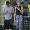 Exclusif - Patrick Schwarzenegger et sa petite-amie Abby Champion, tous deux les yeux rivés sur leur téléphone, sortent de chez Earthbar après leur cours de gym à Los Angeles, le 27 avril 2016. © CPA/Bestimage