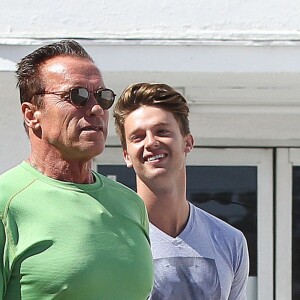 Exclusif - Arnold Schwarzenegger et son fils Patrick sont alles dejeuner au Brentwood Country Mart a Los Angeles. Le 16 aout 2013
