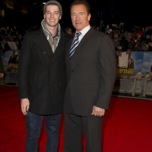 Arnold Schwarzenegger et son fils Patrick à la Premiere du film "Le dernier rempart" a Londres, le 22 janvier 2013.