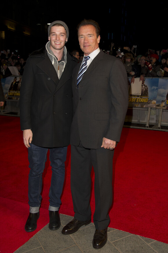 Arnold Schwarzenegger et son fils Patrick à la Premiere du film "Le dernier rempart" a Londres, le 22 janvier 2013.