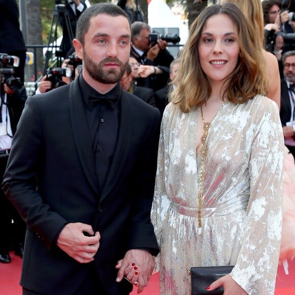 Alysson Paradis et son compagnon Guillaume Gouix - Montée des marches du film "Loving" lors du 69ème Festival International du Film de Cannes. Le 16 mai 2016. © Borde-Jacovides-Moreau/Bestimage