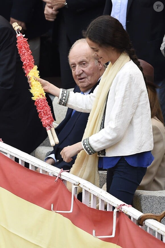 Le roi Juan Carlos Ier d'Espagne assistait le 15 mai 2016 à une corrida à Madrid avec sa fille l'infante Elena et sa petite-fille Victoria.