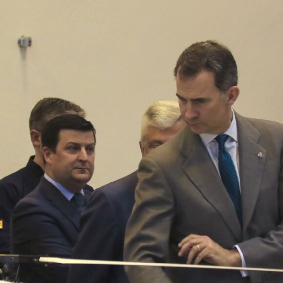 Le roi Felipe VI et la reine Letizia d'Espagne visitant le parc technologique aérospatial de Andalucía-Aerópolis à la Rinconada à Séville, le 10 mai 2016.