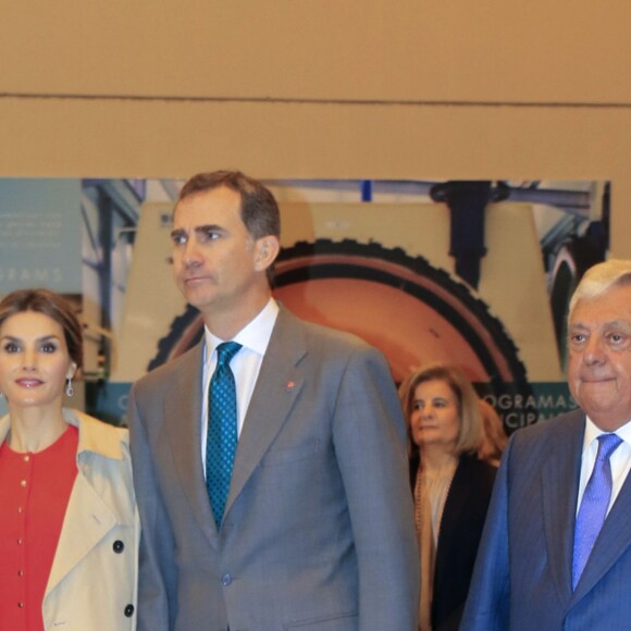 Le roi Felipe VI et la reine Letizia d'Espagne visitant le parc technologique aérospatial de Andalucía-Aerópolis à la Rinconada à Séville, le 10 mai 2016.