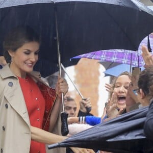 Le roi Felipe VI et la reine Letizia d'Espagne visitant le parc technologique aérospatial de Andalucía-Aerópolis à la Rinconada à Séville, le 10 mai 2016.