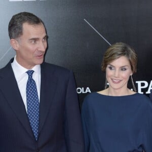 Le roi Felipe IV et la reine Letizia d'Espagne assistent à la remise du prix Ortega y Gasset de journalisme (El Pais) à Madrid le 5 mai 2016.